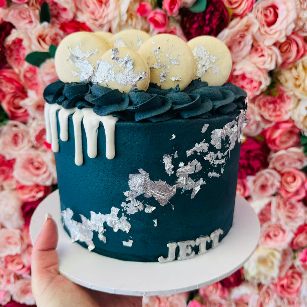 Macaron & Half Drip Cake